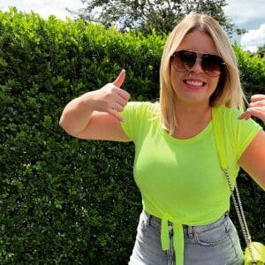 Marília Mendonça usa look neon e segue tendência da moda