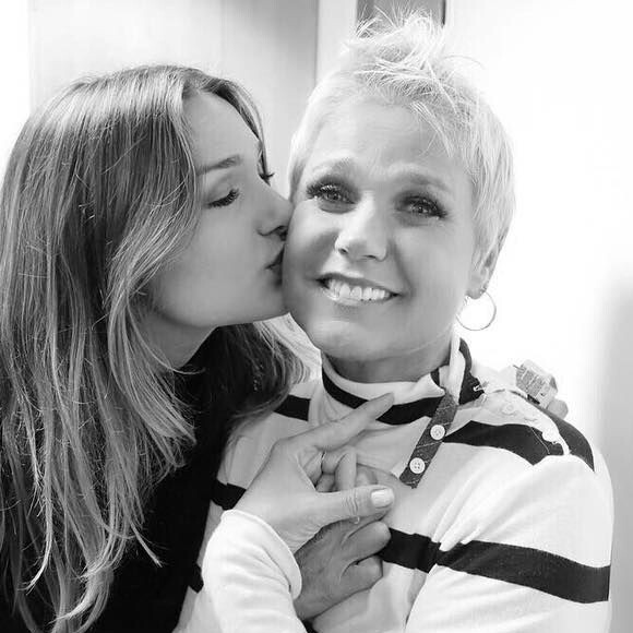 Sasha 'ganhou' o primeiro pedaço do bolo de aniversário da mãe, Xuxa, durante chamada de vídeo