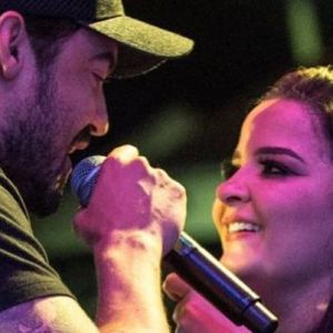 Fernando Zor mostrou fotos com Maiara em telão durante show em São Paulo nesta segunda-feira, 1 de abril de 2019