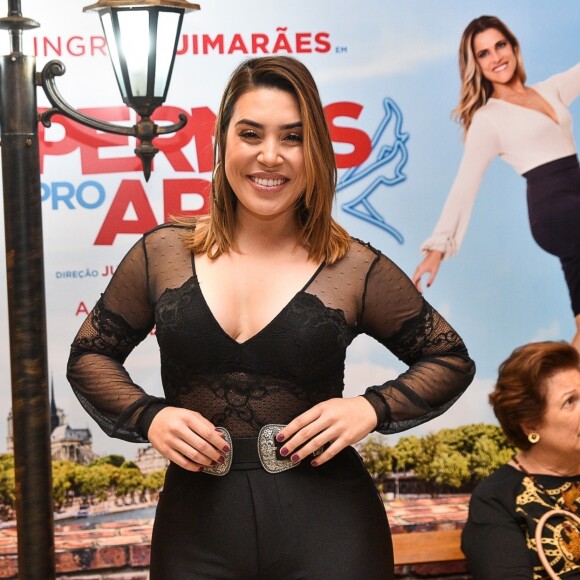 Naiara Azevedo esbanjou simpatia em pré-estreia de filme