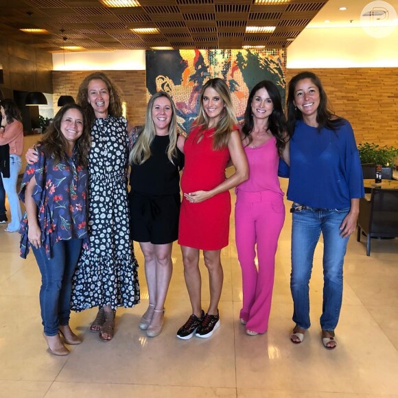 Ticiane Pinheiro foi ao cinema com amigas de infância antes do show de Sandy e Junior, nesta terça-feira, dia 03 de abril de 2019