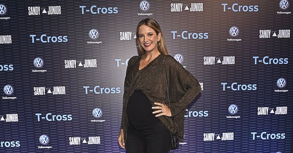 Naiara Azevedo dá beijo em barriga de gravidez de Ticiane