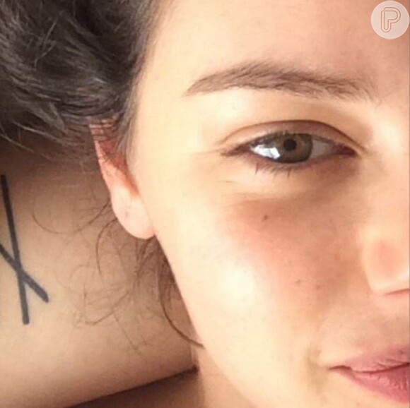 No Instagram, Chay Suede posta foto de Laura Neiva e mostra que está com saudade de sua namorada: 'Volta'