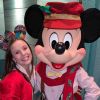 Larissa Manoela se surpreendeu ao ser reconhecida pelo Mickey na Disney