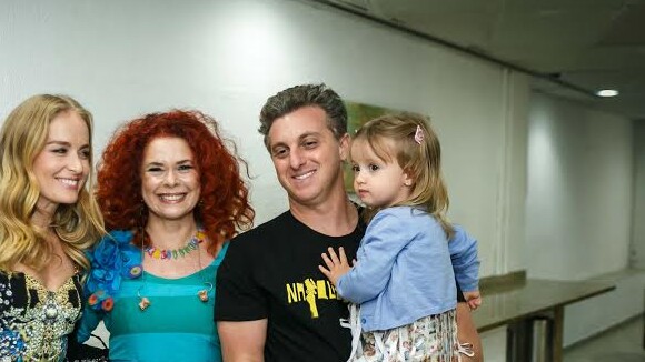 Angélica e Luciano Huck levam a filha, Eva, para show no Rio