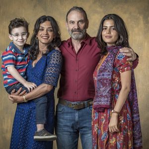 Na novela 'Órfãos da Terra', Laila (Julia Dalavia) vai contar primeiro para a mãe, Missade (Ana Cecília Costa) e depois para o pai, Elias (Marco Ricca) que está grávida.