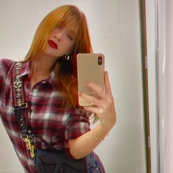 Marina Ruy Barbosa usou camisa xadrez da Colcci, calça jeans, e saddle bag da Dior