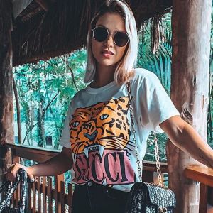 Andressa Suita abusa da trend da logomania em aerolook usado neste domingo, dia 07 de abril de 2019