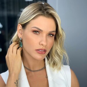 Andressa Suita valoriza sempre o visual em looks com muita pedraria