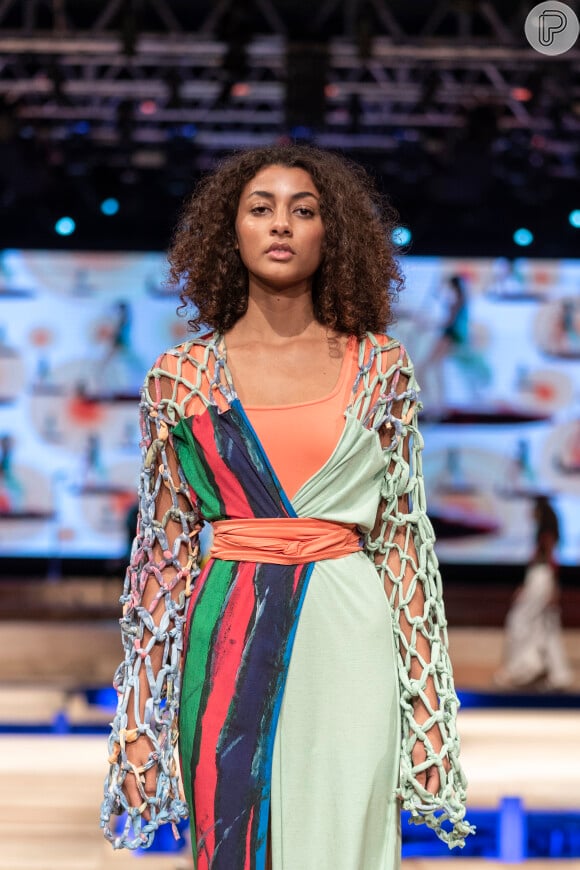 Minas Trend: vestido de rede em crochê com mix de cores deixa o corpo delineado e o visual elegante