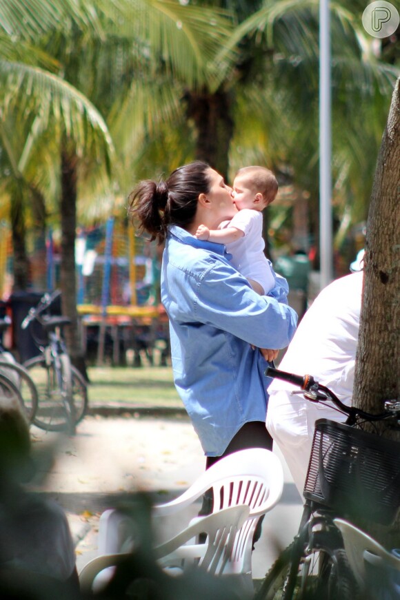Daniella Sarahyba encheu sua filha caçula de beijos