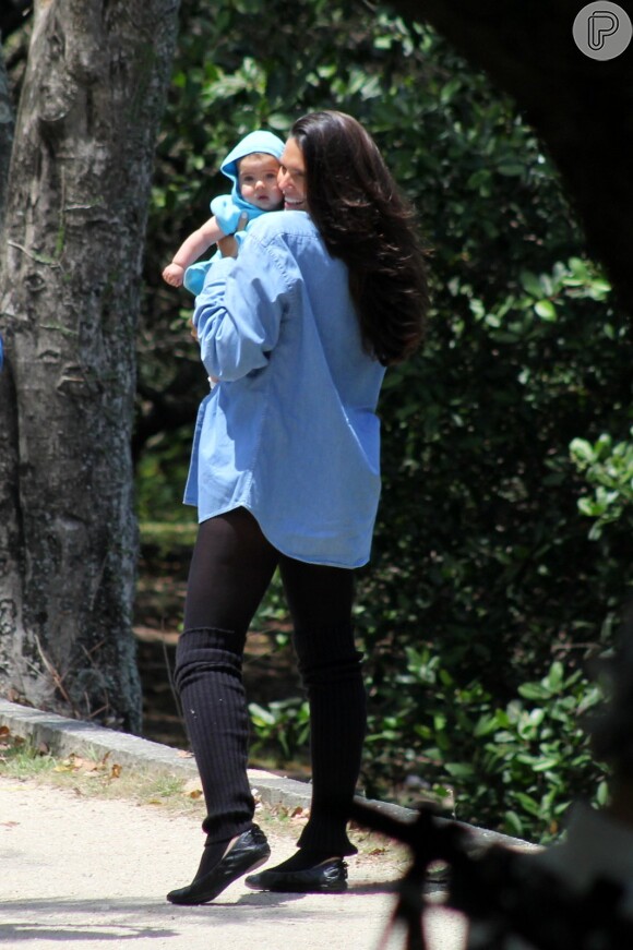 Daniella Sarahyba levou a filha caçula, Rafaella, de 5 meses, para passear na Lagoa Rodrigo de Freitas, na Zona Sul do Rio de Janeiro
