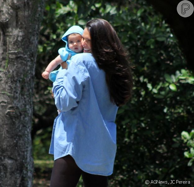 Daniella Sarahyba levou a filha caçula, Rafaella, de 5 meses, para passear na Lagoa Rodrigo de Freitas, na Zona Sul do Rio de Janeiro
