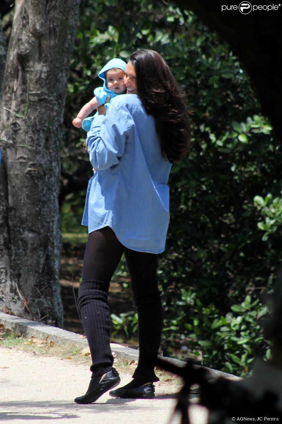 Daniella Sarahyba levou a filha caçula, Rafaella, de 5 meses, para passear na Lagoa Rodrigo de Freitas, na Zona Sul do Rio de Janeiro