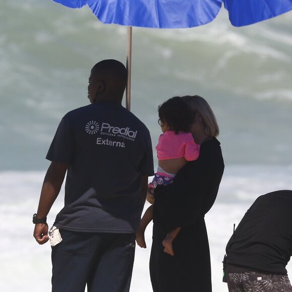 Gravação da novela 'Malhação: Toda Forma de Amar' em praia do Rio reuniu ainda Paloma Duarte