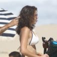 De biquíni, Giulia Bertolli gravou cenas da novela 'Malhação' em praia do Rio de Janeiro