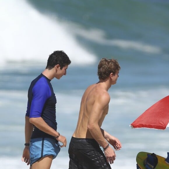 Pedro Novaes, filho de Leticia Spiller e Marcello Novaes também gravou cenas de 'Malhação: Toda Forma de Amar' em praia do Rio, nesta quinta-feira, 11 de abril de 2019