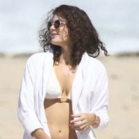 Filha de Lilia Cabral, Giulia Bertolli grava Malhação em praia com Pedro Novaes