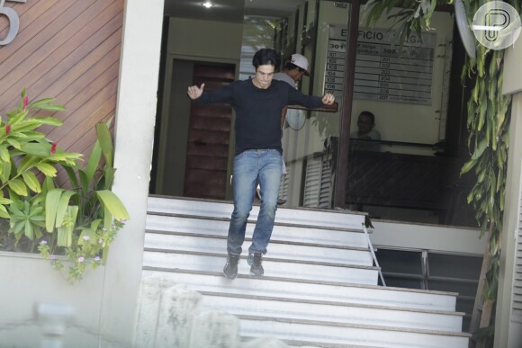 Em um consultório na Barra da Tijuca, no Rio, Mateus Solano desce as escadas pulando