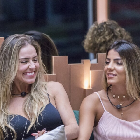 'Nos acalenta saber que Hari e Paula já se abraçaram e se entenderam', afirma a família de Hariany, expulsa do 'BBB19'