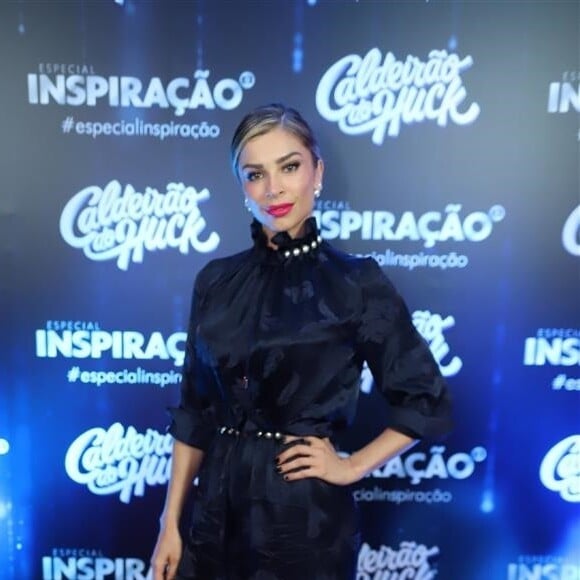 Grazi Massafera aposta em vestido longo preto com detalhes em pérolas da Conceito Ê para a gravação do 'Inspiração', um especial do Caldeirão do Huck