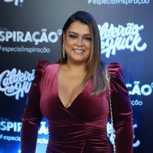 Preta Gil apostou no vestido de veludo vinho da marca Iorane, scarpin Louboutin e bolsa Chanel para a gravação com Luciano Huck