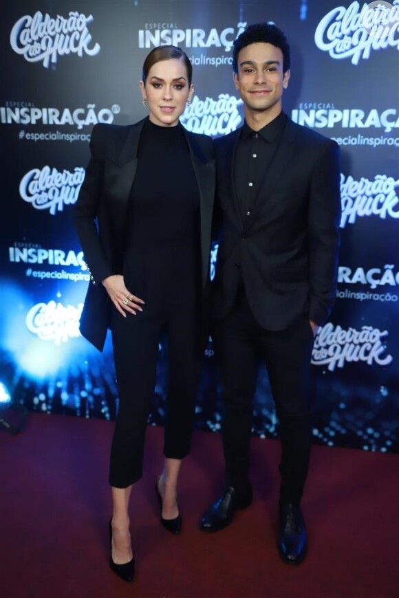 Sophia Abrahão e Sérgio Malheiros apostaram em looks de alfaiataria all black para a gravação do especial Caldeirão do Huck