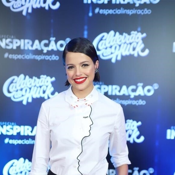 Alfaiataria é tendência: Agatha Moreira apostou na calça preta e camisa social branca para a gravação do 'Inspiração', um especial do Caldeirão do Huck