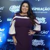 Fabiana Karla apostou no vestido roxo com mangas flare para a gravação do 'Inspiração', um especial do Caldeirão do Huck