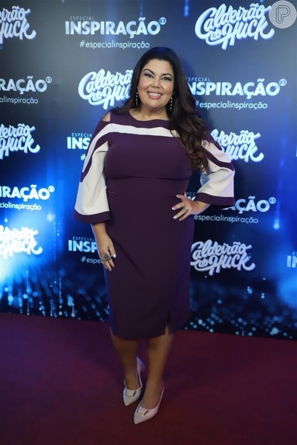 Fabiana Karla apostou no vestido roxo com mangas flare para a gravação do 'Inspiração', um especial do Caldeirão do Huck