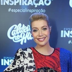 Vestido de Luiza Possi valoriza barriga de gravidez com tendências geométricas em gravação gravação do 'Inspiração', um especial do Caldeirão do Huck