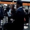 Marina Ruy Barbosa e Caio Nabuco foram flagrados por fãs no aeroporto