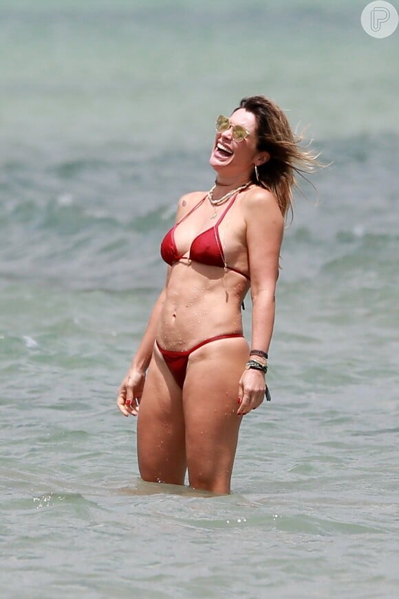 O corpo de Flávia Alessandra também foi elogiado pela mãe da atriz, Rachel: 'Corpaço'