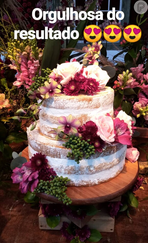O bolo de casamento de Cauã Reymond e Mariana Goldfarb foi repleto de flores