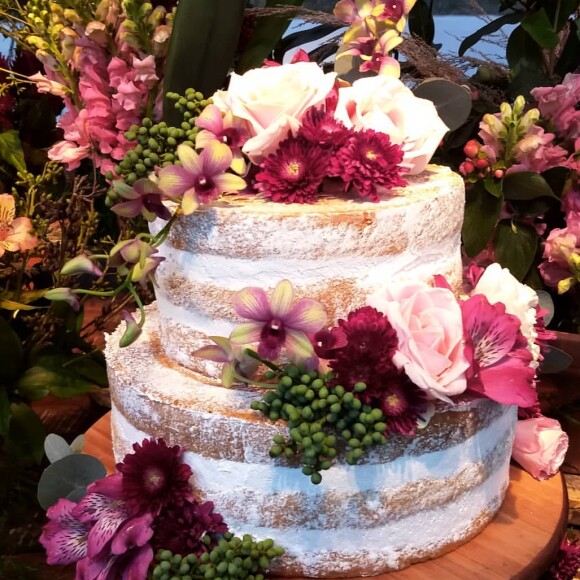 O bolo de casamento de Cauã Reymond e Mariana Goldfarb foi repleto de flores