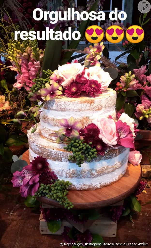 O bolo de casamento de Cauã Reymond e Mariana Goldfarb foi repleto de flores