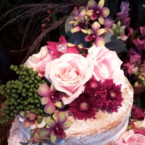 Flores naturais foram usadas no bolo de casamento