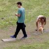 Filha de Cauã Reymond, Sofia brincou com cachorrinha da família antes do casamento do pai