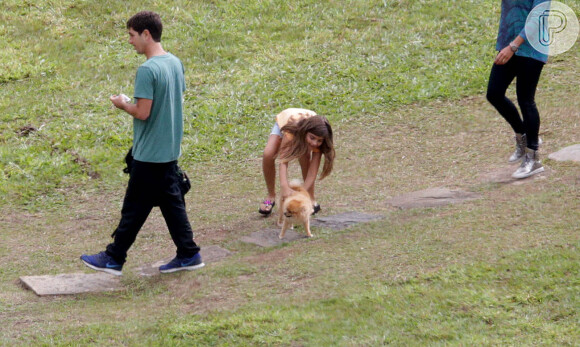 Filha de Cauã Reymond, Sofia brincou com cachorrinha da família antes do casamento do pai