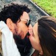 Cauã Reymond e Mariana Goldfarb, fãs de natureza, escolheram se casar em cidade tranquila de Minas Gerais