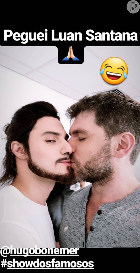 Hugo Bonemer, vestido de Luan Santana para o 'Show dos Famoso', ganhou um beijo do namorado, Conrado Helt, que brincou: 'Peguei Luan Santana'.
