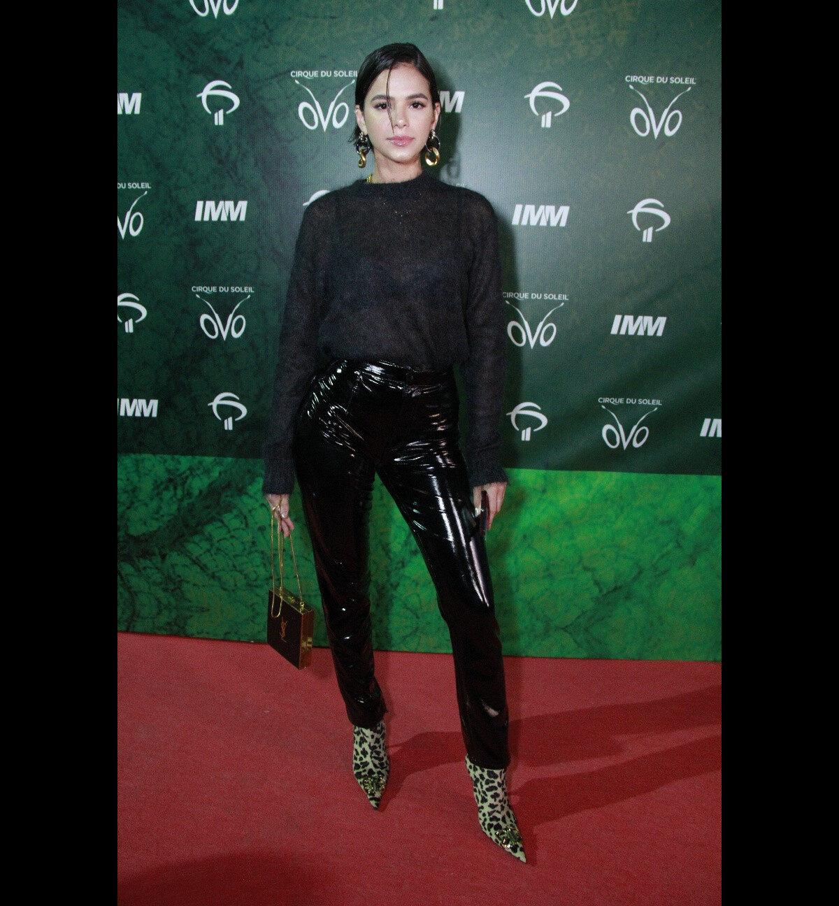 Foto: Bruna Marquezine combina moletom e jeans escuro com bota estampada de  solado tratorado, da Louis Vuitton, que sai por R$ 5.350 no site da grife -  Purepeople