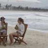 Angélica bebe água de coco com Fabiula Nascimento durante gravação do 'Estrelas'