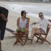 Angélica bebe água de coco com Fabiula Nascimento durante gravação do 'Estrelas'