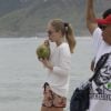 Angélica toma água de coco durante intervalo da gravação do 'Estrelas'