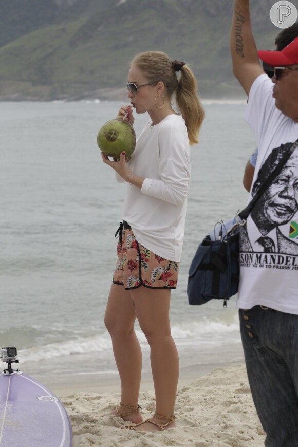 Angélica toma água de coco durante intervalo da gravação do 'Estrelas'