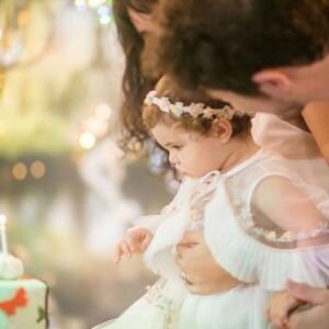 Débora Nascimento faz homenagem à filha, Bella, em foto ao lado de José Loreto nesta terça-feira, dia 16 de abril de 2019