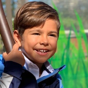 Filho de Simone, Henry esbanja estilo em looks aos 4 anos de idade