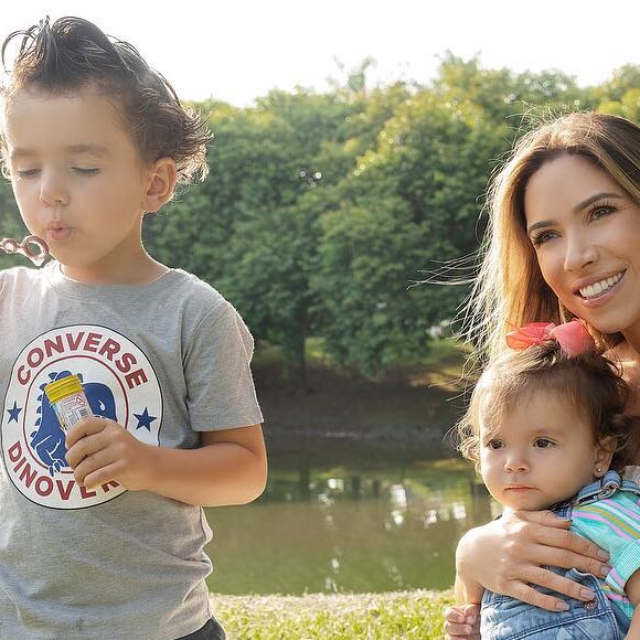 Ainda grávida do 3º filho, Patricia Abravanel estrelou ensaio com os filhos, Pedro e Jane