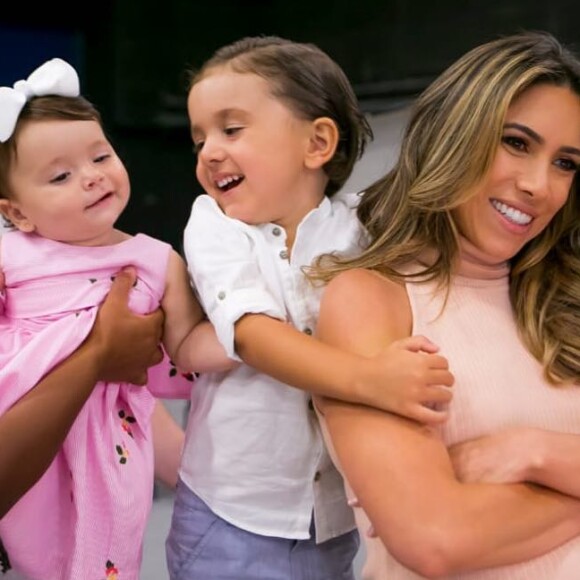 Filhos de Patricia Abravanel, Pedro e Jane roubaram a cena ao visitarem a mãe no SBT